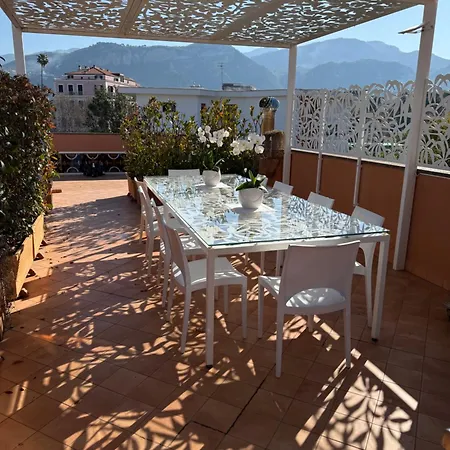 Alojamento de Acomodação e Pequeno-almoço The Rooftop Terrace Double Private Bathrooms And An Equipped Roof Terrace *